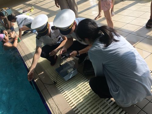区卫生监督所,疾控中心对小海豚游泳馆水质进行检测